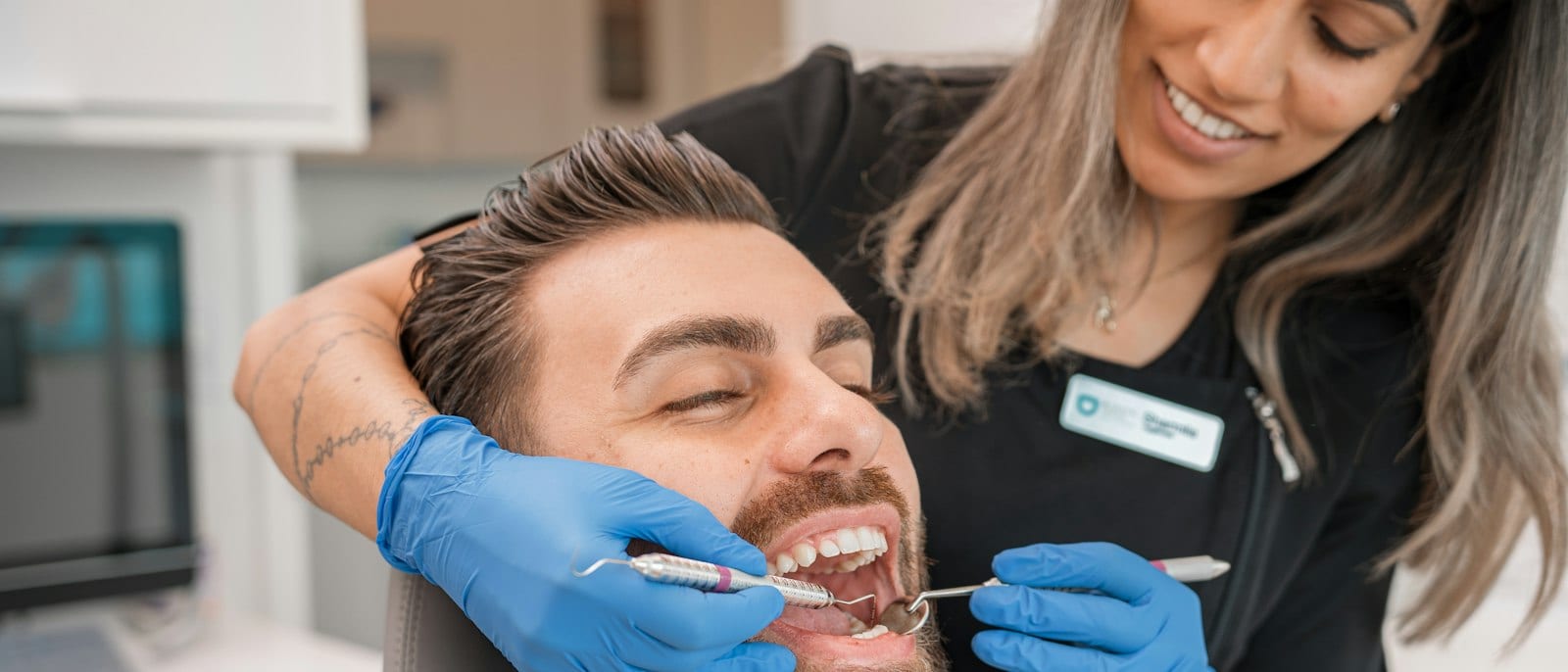 Dentista atendiendo a un paciente en una clinica