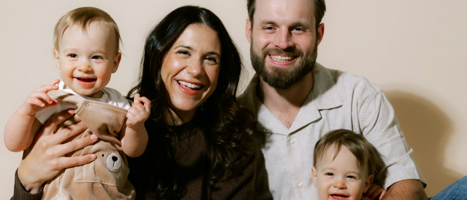 Familia con dos ninos pequenos en casa