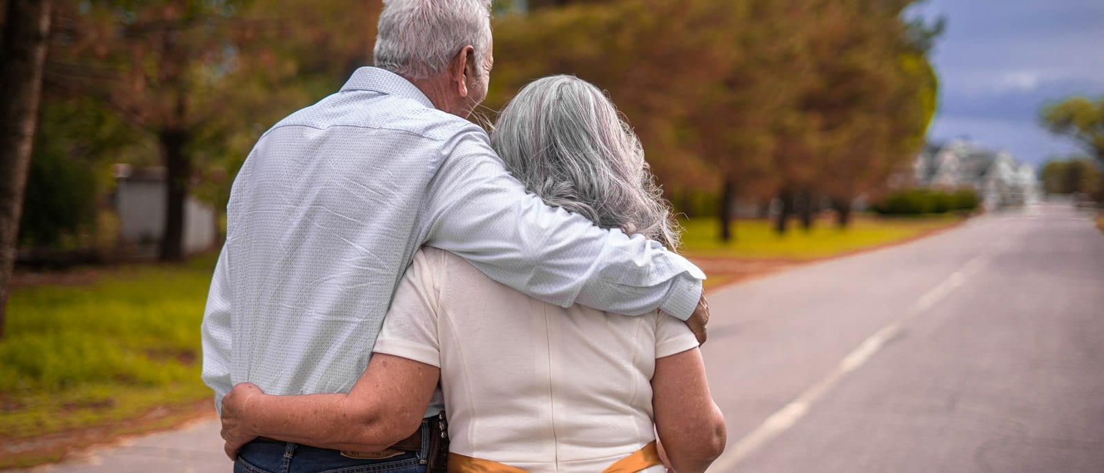 Pareja mayor caminando al aire libre
