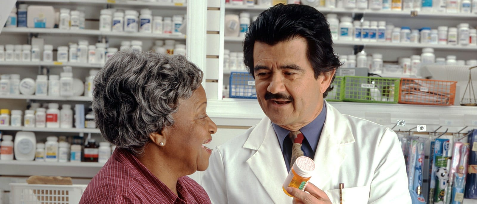 Farmaceutico entregando una receta a una clienta