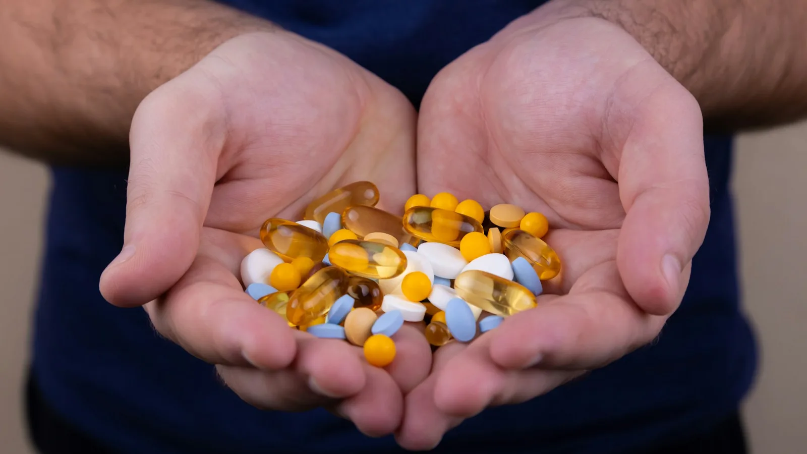 Medicamentos recetados en la palma de una mano